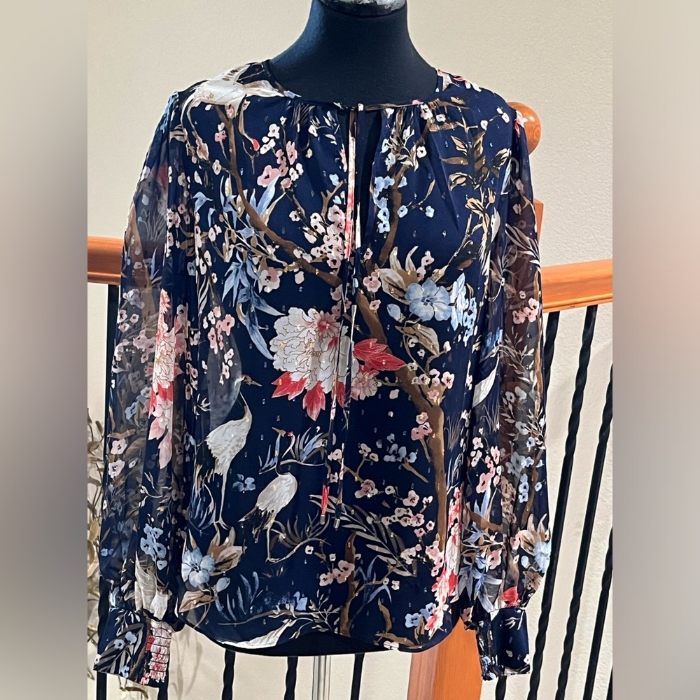 White House Black Market ASIAN INSPIRED Floral Blouse in Navy and Pink SIZE M.